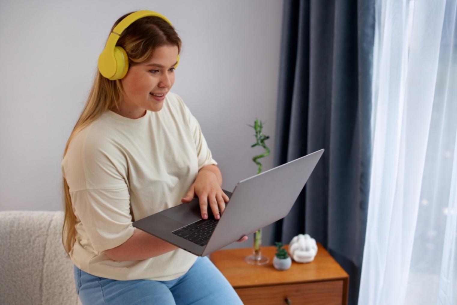 Analyse de documents budgétaires sur un bureau avec ordinateur portable