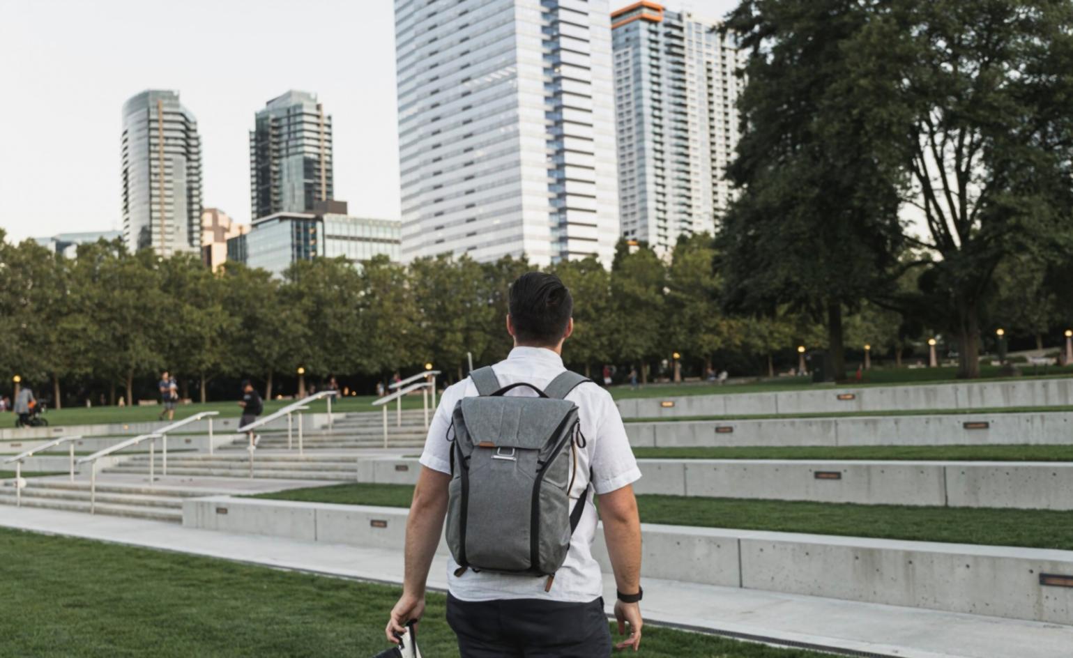 Espace de travail collaboratif chez falinorvexi avec équipe en réunion