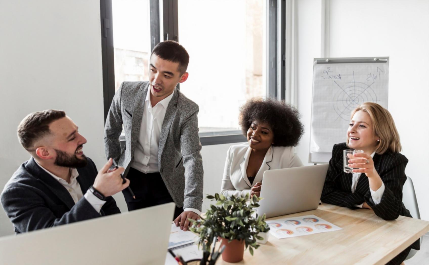 Session de travail collaborative sur des présentations budgétaires
